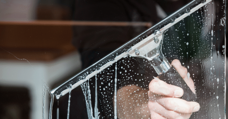 Nettoyer vitres sans traces : astuces efficaces pour des vitres parfaitement propres nettoyer vitres sans traces