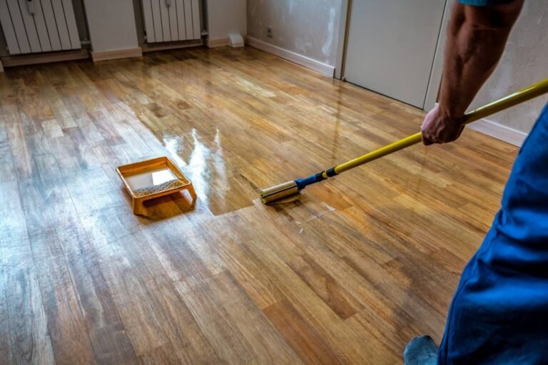 Un parquet terne retrouve son éclat grâce à une cire végétale
