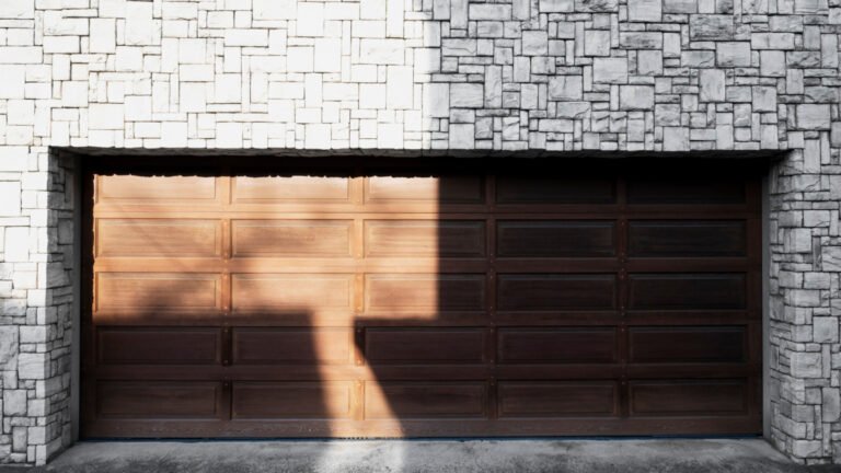 Comment choisir la porte de garage adaptée à votre maison ?