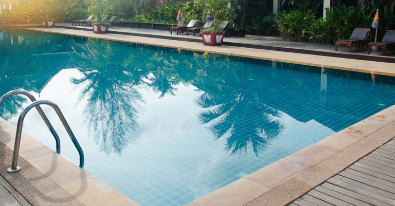 Piscine parallèle ou perpendiculaire à la maison