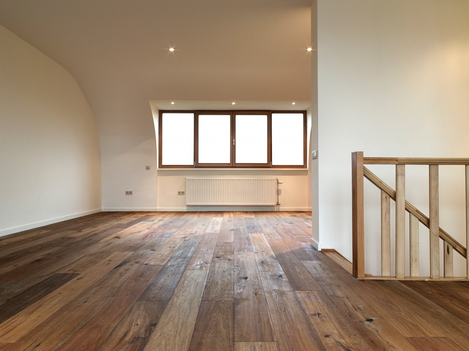 Un intérieur moderne avec du plancher en bois pour sublimer les murs blancs.